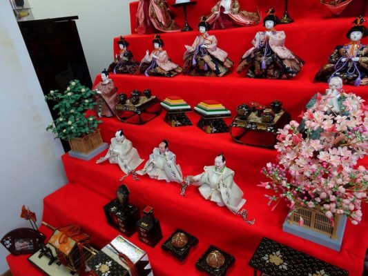 こだわりの桐箪笥の社長ブログ 3月3日は雛祭り（桃の節句）です。平成最後の今年は雛人形を飾りました。 | 初音の家具～大阪泉州桐箪笥