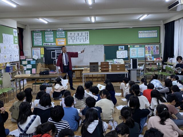 小学校への出前授業の写真