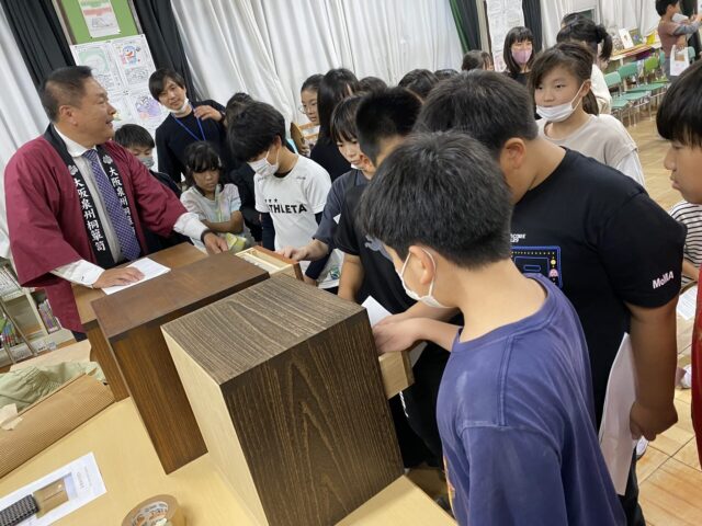 小学校への大阪泉州桐箪笥の出前授業の画像です