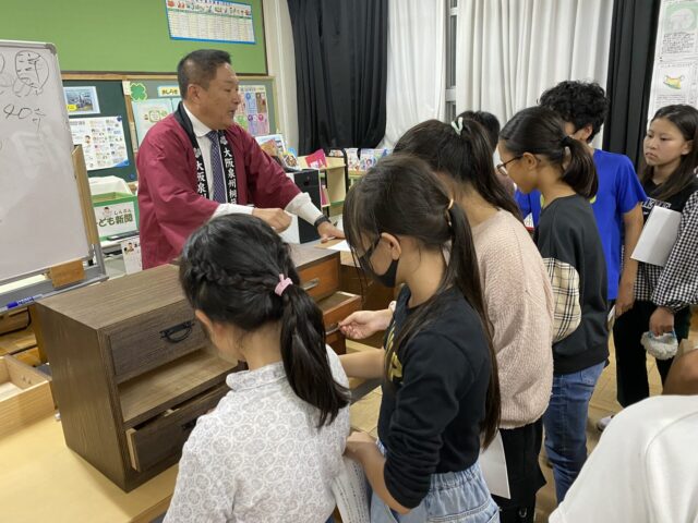 小学校への伝統工芸品　大阪泉州桐箪笥の出前授業の画像です